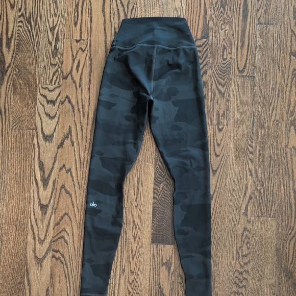 ALO Yoga Black and Gray Camouflage Leggings - Picture 4 of 4